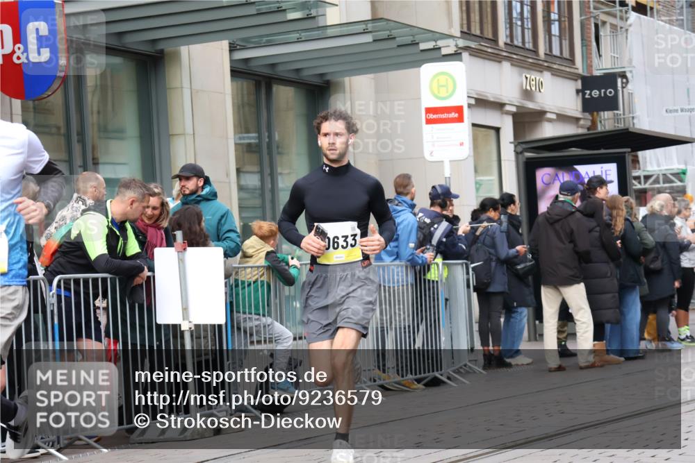 05.10.2025 - 20. swb-Marathon Bremen Strokosch-Dieckow http://msf.ph/oto/9236579 05.10.2025 10:44:47 Ziel 9202, 9290, 9590, 9678, 9963, 10091, 10431, 10568, 10633, 10822, 10851, 10898, 11362, 11488, 11715, 9202, 9290, 9590, 9678, 9963, 10091, 10431, 10568, 10633, 10822, 10851, 10898, 11362, 11488, 11715 meine-sportfotos.de