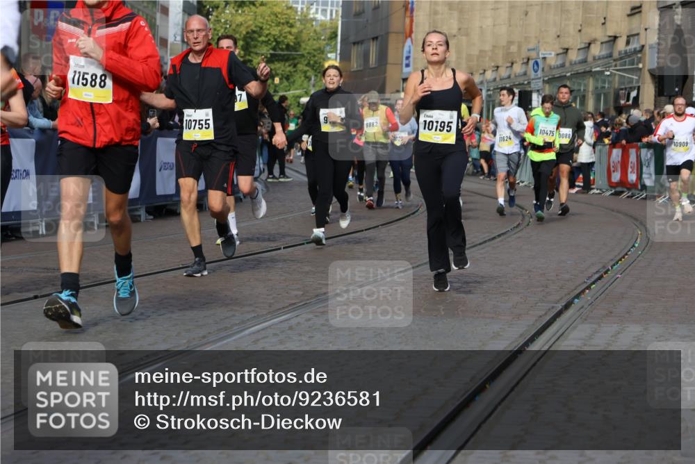 05.10.2025 - 20. swb-Marathon Bremen Strokosch-Dieckow http://msf.ph/oto/9236581 05.10.2025 10:55:37 Ziel 7165, 9195, 9197, 9492, 9720, 10088, 10107, 10195, 10262, 10323, 10475, 10755, 10757, 10909, 11081, 11586, 11588 meine-sportfotos.de
