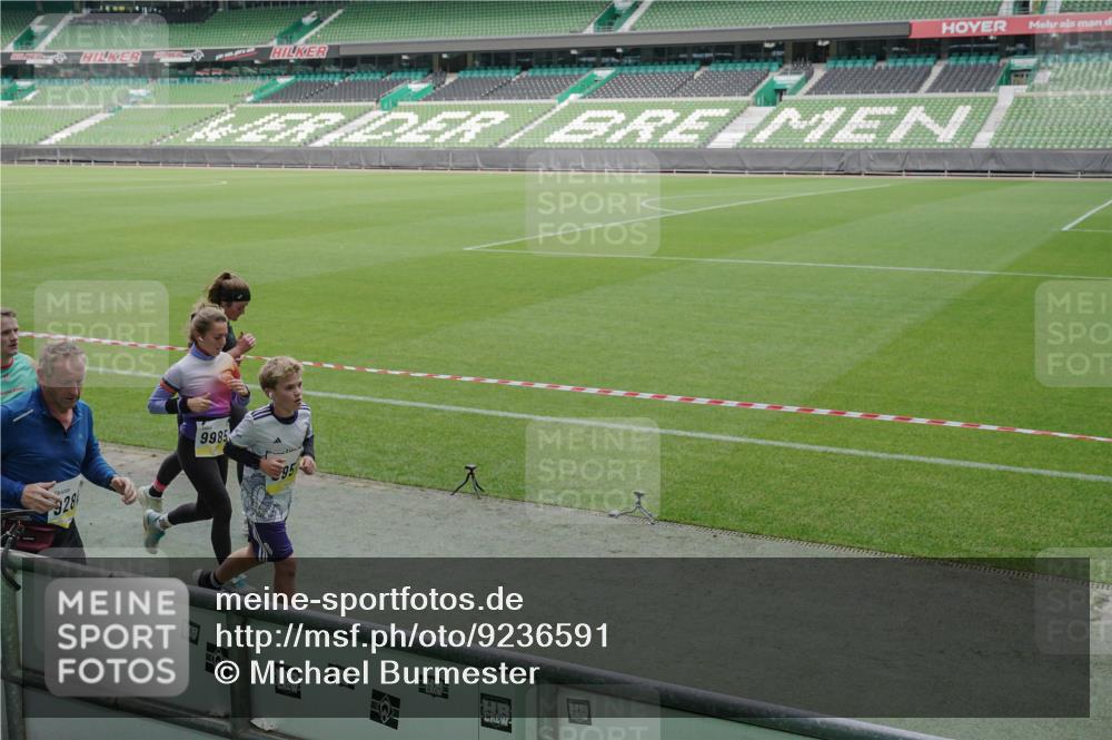 05.10.2025 - 20. swb-Marathon Bremen Michael Burmester http://msf.ph/oto/9236591 05.10.2025 10:32:26 Laufen im Stadion 7165, 7193, 8118, 8326, 8333, 8888, 9176, 9187, 9226, 9238, 9268, 9284, 9313, 9318, 9415, 9427, 9436, 9439, 9456, 9475, 9494, 9514, 9517, 9548, 9621, 9701, 9776, 9807, 9830, 9834, 9868, 9871, 9939, 9956, 9957, 9985, 10007, 10019, 10038, 10046, 10057, 10064, 10075, 10128, 10174, 10215, 10242, 10262, 10296, 10326, 10327, 10369, 10385, 10388, 10416, 10460, 10468, 10487, 10616, 10662, 10785, 9172, 9196, 9506, 9903, 10014, 10020, 10222, 10719 meine-sportfotos.de
