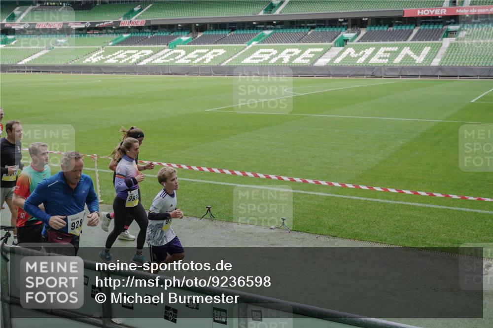05.10.2025 - 20. swb-Marathon Bremen Michael Burmester http://msf.ph/oto/9236598 05.10.2025 10:32:26 Laufen im Stadion 7165, 7193, 8118, 8326, 8333, 8888, 9176, 9187, 9226, 9238, 9268, 9284, 9313, 9318, 9415, 9427, 9436, 9439, 9456, 9475, 9494, 9514, 9517, 9548, 9621, 9701, 9776, 9807, 9830, 9834, 9868, 9871, 9939, 9956, 9957, 9985, 10007, 10019, 10038, 10046, 10057, 10064, 10075, 10128, 10174, 10215, 10242, 10262, 10296, 10326, 10327, 10369, 10385, 10388, 10416, 10460, 10468, 10487, 10616, 10662, 10785, 9172, 9196, 9506, 9903, 10014, 10020, 10222, 10719 meine-sportfotos.de