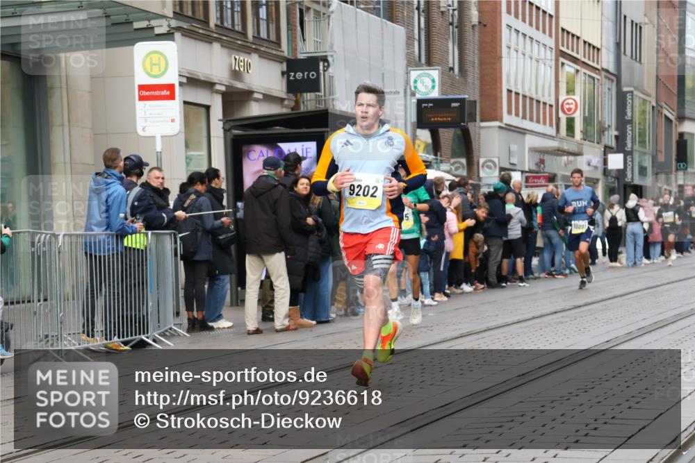 05.10.2025 - 20. swb-Marathon Bremen Strokosch-Dieckow http://msf.ph/oto/9236618 05.10.2025 10:44:50 Ziel 9202, 9290, 9396, 9590, 9678, 9885, 9963, 10091, 10431, 10634, 10822, 10898, 11362, 11488, 11715, 9202, 9290, 9396, 9590, 9678, 9885, 9963, 10091, 10431, 10634, 10822, 10898, 11362, 11488, 11715 meine-sportfotos.de