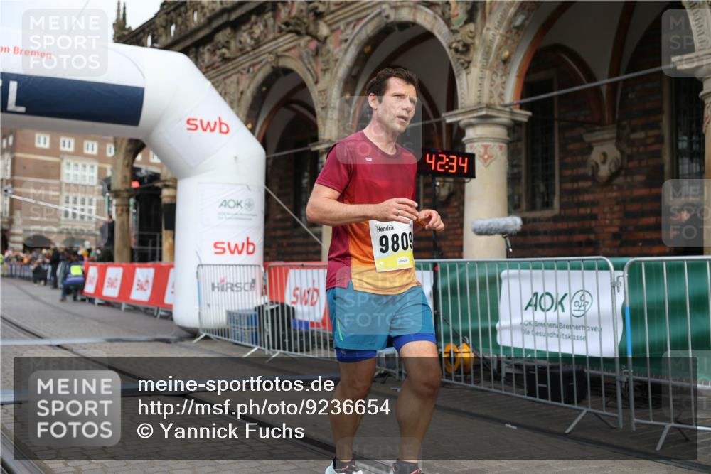 05.10.2025 - 20. swb-Marathon Bremen Yannick Fuchs http://msf.ph/oto/9236654 05.10.2025 10:38:30 Ziel 9809, 11430 meine-sportfotos.de