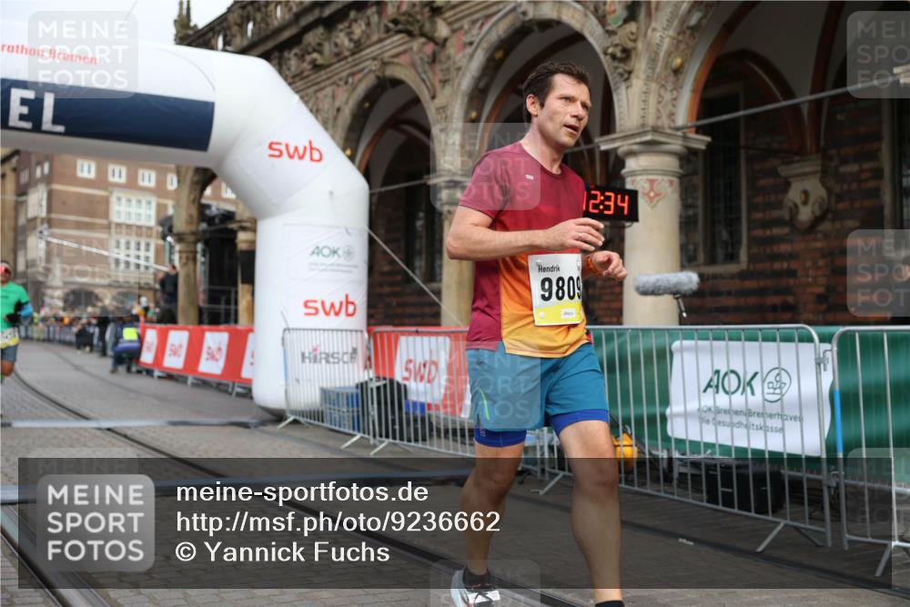 05.10.2025 - 20. swb-Marathon Bremen Yannick Fuchs http://msf.ph/oto/9236662 05.10.2025 10:38:30 Ziel 9809, 11430 meine-sportfotos.de