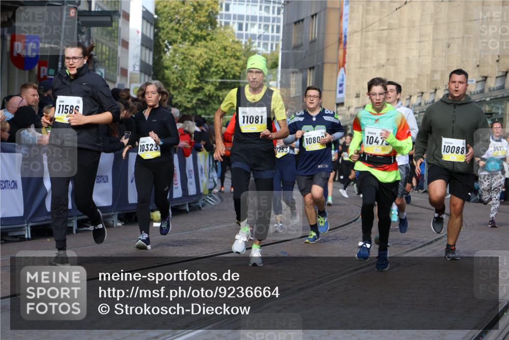 05.10.2025 - 20. swb-Marathon Bremen Strokosch-Dieckow http://msf.ph/oto/9236664 05.10.2025 10:55:41 Ziel 7165, 9195, 9197, 9621, 9882, 10088, 10253, 10287, 10323, 10385, 10475, 10653, 10755, 10800, 10909, 11081, 11249, 11586, 11588, 11624 meine-sportfotos.de