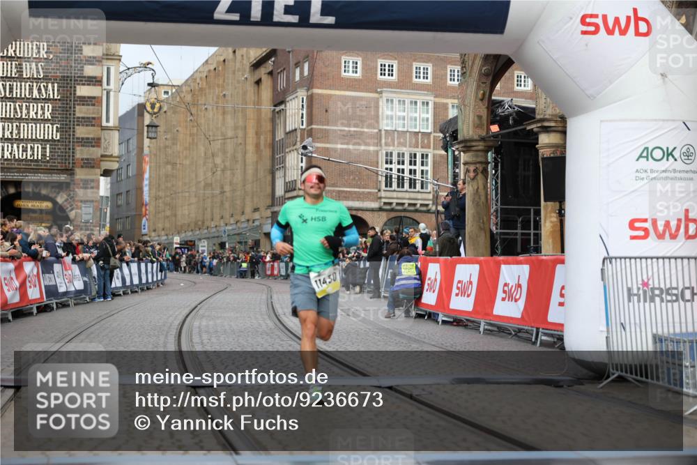 05.10.2025 - 20. swb-Marathon Bremen Yannick Fuchs http://msf.ph/oto/9236673 05.10.2025 10:38:30 Ziel 9809, 11430 meine-sportfotos.de