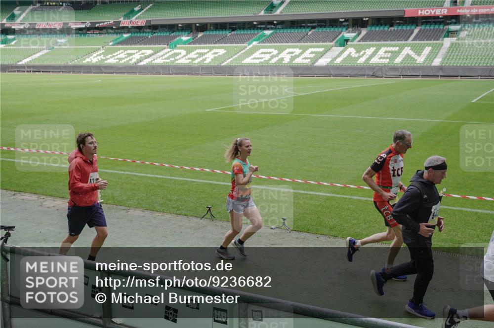 05.10.2025 - 20. swb-Marathon Bremen Michael Burmester http://msf.ph/oto/9236682 05.10.2025 10:32:29 Laufen im Stadion 7165, 7193, 8118, 8326, 8333, 9176, 9187, 9238, 9268, 9284, 9313, 9318, 9407, 9415, 9427, 9436, 9439, 9456, 9475, 9494, 9514, 9517, 9548, 9621, 9701, 9754, 9776, 9807, 9830, 9834, 9868, 9871, 9939, 9956, 9957, 9985, 10007, 10019, 10038, 10046, 10057, 10064, 10075, 10097, 10128, 10174, 10215, 10242, 10262, 10308, 10309, 10326, 10327, 10349, 10369, 10385, 10388, 10416, 10436, 10460, 10468, 10487, 10616, 10662, 10785, 9506, 9903, 10014, 10020, 10719 meine-sportfotos.de