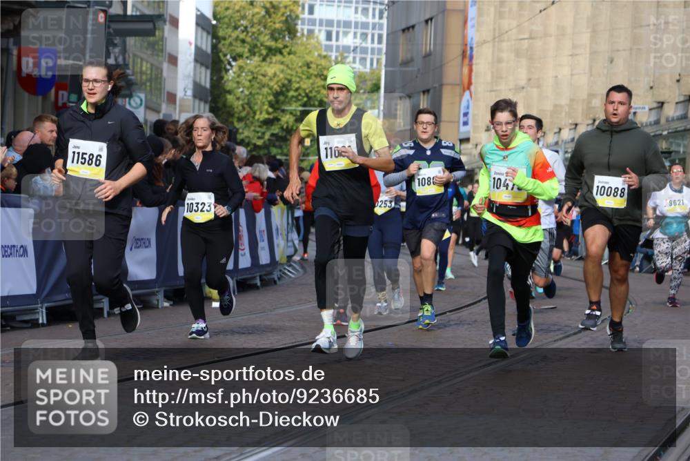 05.10.2025 - 20. swb-Marathon Bremen Strokosch-Dieckow http://msf.ph/oto/9236685 05.10.2025 10:55:41 Ziel 7165, 9195, 9197, 9621, 9882, 10088, 10253, 10287, 10323, 10385, 10475, 10653, 10755, 10800, 10909, 11081, 11249, 11586, 11588, 11624 meine-sportfotos.de