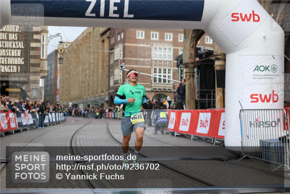 05.10.2025 - 20. swb-Marathon Bremen Yannick Fuchs http://msf.ph/oto/9236702 05.10.2025 10:38:31 Ziel 9809, 11430 meine-sportfotos.de