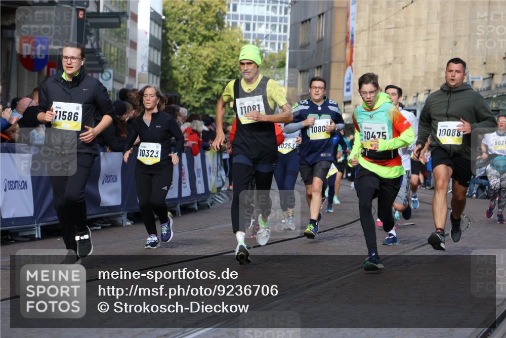 05.10.2025 - 20. swb-Marathon Bremen Strokosch-Dieckow http://msf.ph/oto/9236706 05.10.2025 10:55:41 Ziel 7165, 9195, 9197, 9621, 9882, 10088, 10253, 10287, 10323, 10385, 10475, 10653, 10755, 10800, 10909, 11081, 11249, 11586, 11588, 11624 meine-sportfotos.de