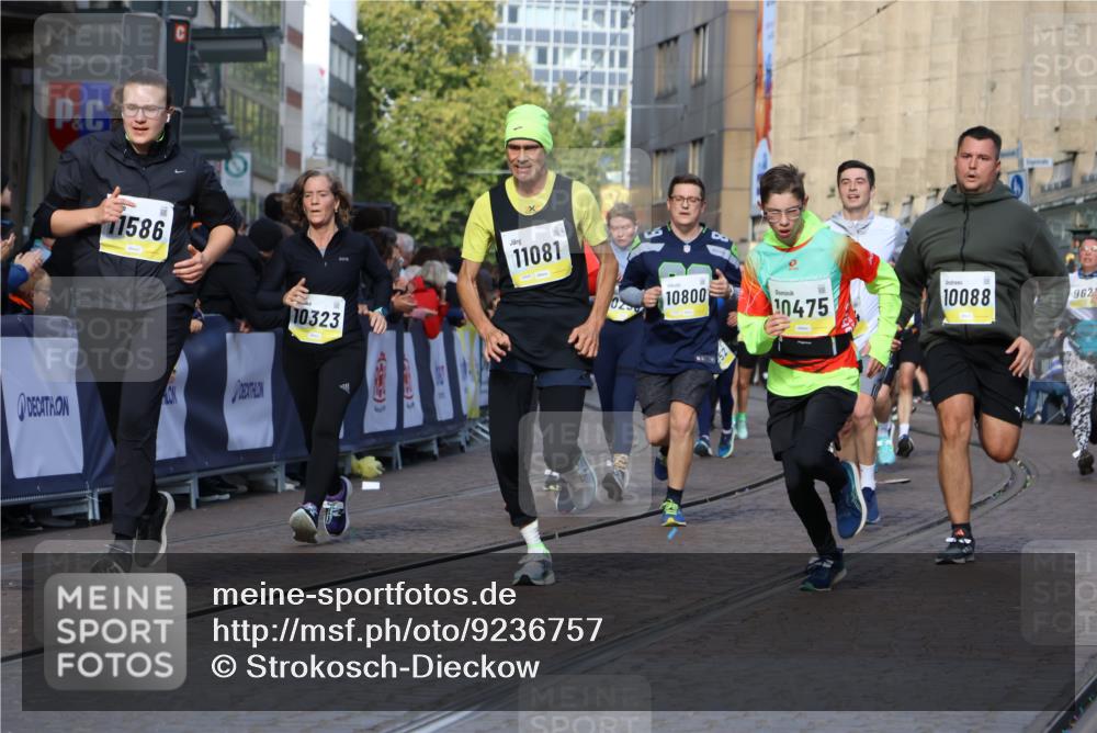 05.10.2025 - 20. swb-Marathon Bremen Strokosch-Dieckow http://msf.ph/oto/9236757 05.10.2025 10:55:41 Ziel 7165, 9195, 9197, 9621, 9882, 10088, 10253, 10287, 10323, 10385, 10475, 10653, 10755, 10800, 10909, 11081, 11249, 11586, 11588, 11624 meine-sportfotos.de