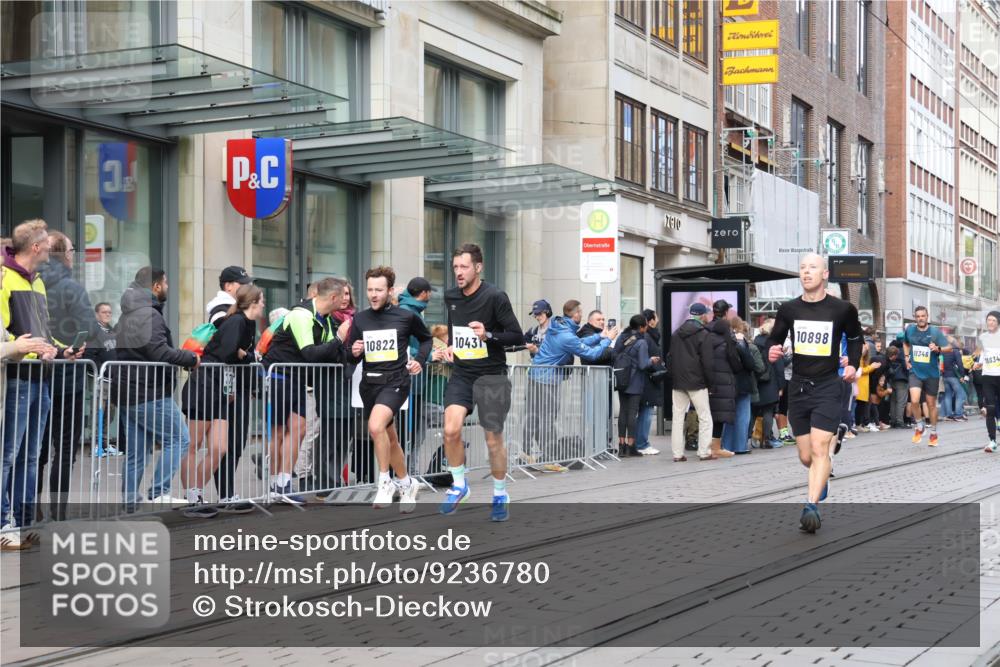 05.10.2025 - 20. swb-Marathon Bremen Strokosch-Dieckow http://msf.ph/oto/9236780 05.10.2025 10:45:00 Ziel 9290, 9396, 9885, 9963, 10091, 10431, 10447, 10634, 10822, 10898, 11346, 11403, 11488, 11585, 9290, 9396, 9885, 9963, 10091, 10431, 10447, 10634, 10822, 10898, 11346, 11403, 11488, 11585 meine-sportfotos.de