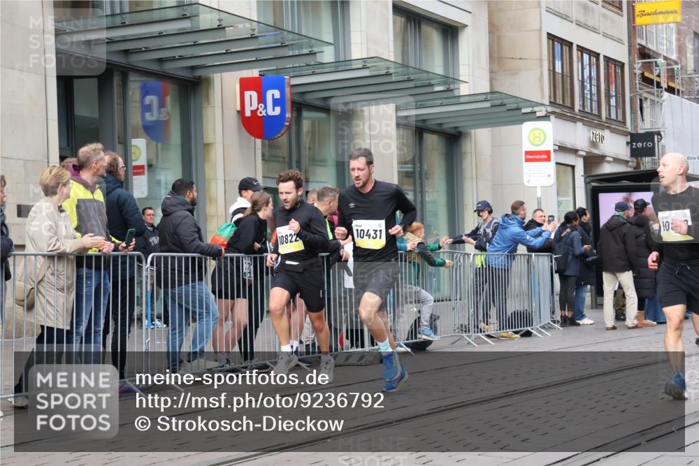 05.10.2025 - 20. swb-Marathon Bremen Strokosch-Dieckow http://msf.ph/oto/9236792 05.10.2025 10:45:00 Ziel 9290, 9396, 9885, 9963, 10091, 10431, 10447, 10634, 10822, 10898, 11346, 11403, 11488, 11585, 9290, 9396, 9885, 9963, 10091, 10431, 10447, 10634, 10822, 10898, 11346, 11403, 11488, 11585 meine-sportfotos.de