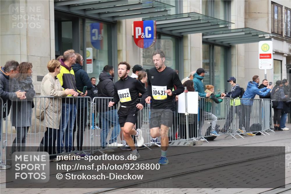 05.10.2025 - 20. swb-Marathon Bremen Strokosch-Dieckow http://msf.ph/oto/9236800 05.10.2025 10:45:01 Ziel 9290, 9396, 9885, 9963, 10431, 10447, 10634, 10822, 10898, 11346, 11403, 11488, 11585, 9290, 9396, 9885, 9963, 10431, 10447, 10634, 10822, 10898, 11346, 11403, 11488, 11585 meine-sportfotos.de