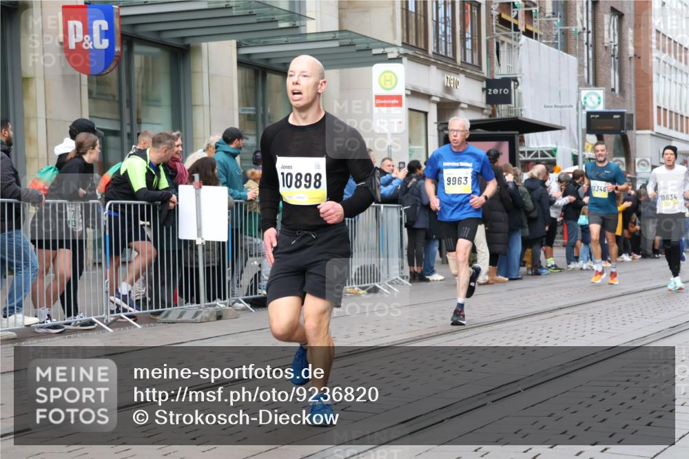 05.10.2025 - 20. swb-Marathon Bremen Strokosch-Dieckow http://msf.ph/oto/9236820 05.10.2025 10:45:01 Ziel 9290, 9396, 9885, 9963, 10431, 10447, 10634, 10822, 10898, 11346, 11403, 11488, 11585, 9290, 9396, 9885, 9963, 10431, 10447, 10634, 10822, 10898, 11346, 11403, 11488, 11585 meine-sportfotos.de