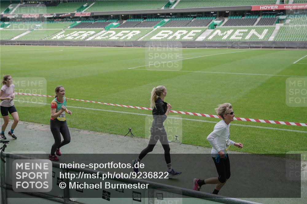 05.10.2025 - 20. swb-Marathon Bremen Michael Burmester http://msf.ph/oto/9236822 05.10.2025 10:32:37 Laufen im Stadion 7165, 8118, 8326, 8333, 9176, 9187, 9195, 9197, 9238, 9268, 9284, 9295, 9313, 9318, 9392, 9407, 9427, 9436, 9439, 9456, 9461, 9464, 9475, 9492, 9494, 9514, 9517, 9548, 9621, 9650, 9701, 9754, 9776, 9830, 9834, 9856, 9868, 9918, 9933, 9939, 9950, 9956, 9957, 9985, 10007, 10034, 10038, 10046, 10064, 10075, 10097, 10128, 10174, 10215, 10242, 10262, 10308, 10309, 10326, 10327, 10349, 10385, 10388, 10402, 10416, 10436, 10460, 10487, 10616, 10785, 10020, 10719 meine-sportfotos.de