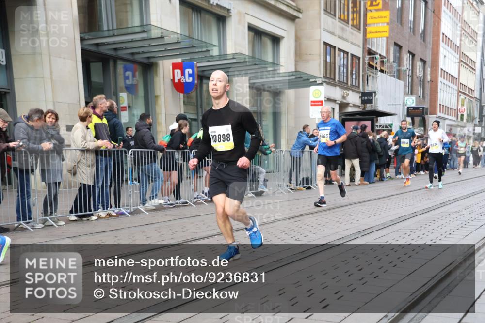 05.10.2025 - 20. swb-Marathon Bremen Strokosch-Dieckow http://msf.ph/oto/9236831 05.10.2025 10:45:02 Ziel 9290, 9396, 9885, 9963, 10431, 10447, 10634, 10822, 10898, 11346, 11403, 11488, 11585, 9290, 9396, 9885, 9963, 10431, 10447, 10634, 10822, 10898, 11346, 11403, 11488, 11585 meine-sportfotos.de