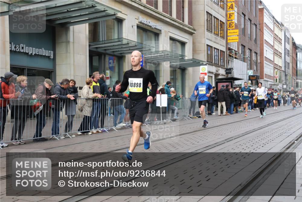 05.10.2025 - 20. swb-Marathon Bremen Strokosch-Dieckow http://msf.ph/oto/9236844 05.10.2025 10:45:02 Ziel 9290, 9396, 9885, 9963, 10431, 10447, 10634, 10822, 10898, 11346, 11403, 11488, 11585, 9290, 9396, 9885, 9963, 10431, 10447, 10634, 10822, 10898, 11346, 11403, 11488, 11585 meine-sportfotos.de