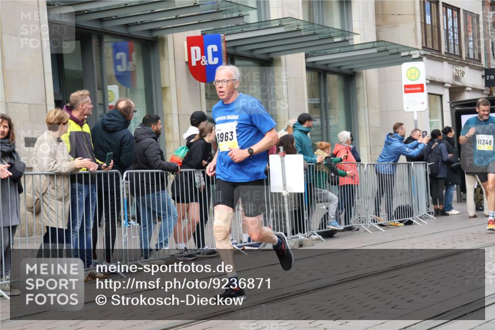 05.10.2025 - 20. swb-Marathon Bremen Strokosch-Dieckow http://msf.ph/oto/9236871 05.10.2025 10:45:03 Ziel 9250, 9290, 9396, 9885, 9963, 10431, 10447, 10634, 10682, 10822, 10898, 11346, 11403, 11488, 11585, 9250, 9290, 9396, 9885, 9963, 10431, 10447, 10634, 10682, 10822, 10898, 11346, 11403, 11488, 11585 meine-sportfotos.de