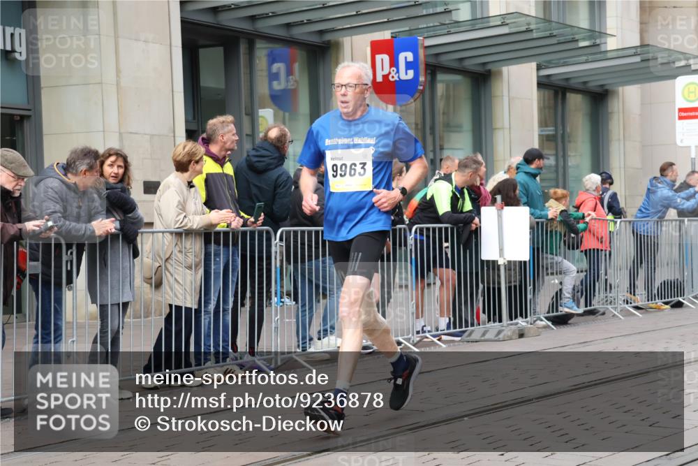 05.10.2025 - 20. swb-Marathon Bremen Strokosch-Dieckow http://msf.ph/oto/9236878 05.10.2025 10:45:03 Ziel 9250, 9290, 9396, 9885, 9963, 10431, 10447, 10634, 10682, 10822, 10898, 11346, 11403, 11488, 11585, 9250, 9290, 9396, 9885, 9963, 10431, 10447, 10634, 10682, 10822, 10898, 11346, 11403, 11488, 11585 meine-sportfotos.de