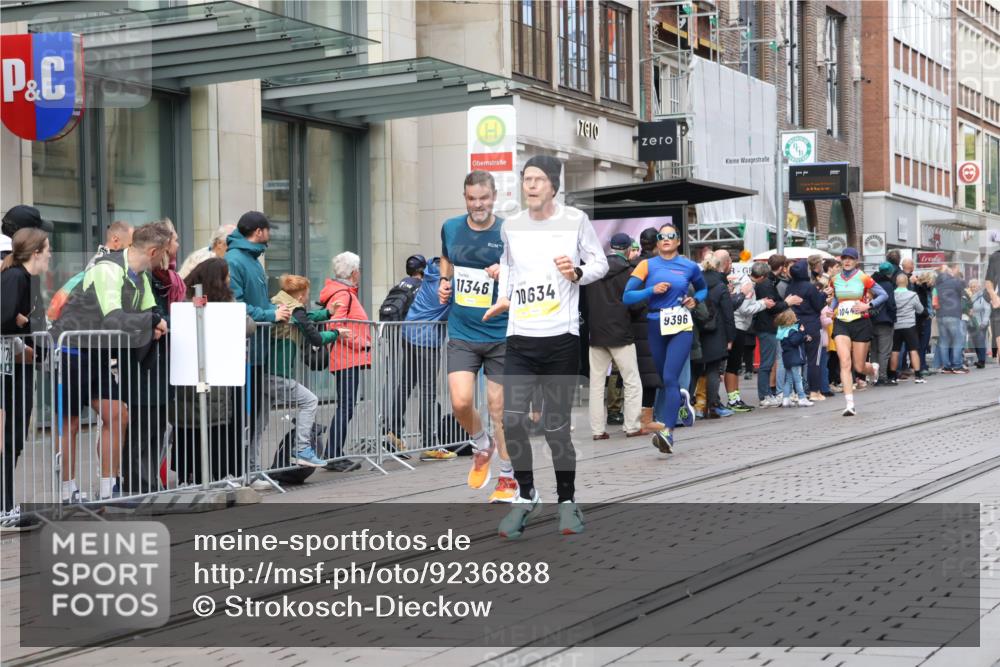 05.10.2025 - 20. swb-Marathon Bremen Strokosch-Dieckow http://msf.ph/oto/9236888 05.10.2025 10:45:04 Ziel 9250, 9290, 9396, 9885, 9963, 10053, 10431, 10447, 10634, 10682, 10822, 10898, 11346, 11403, 11488, 11585, 9250, 9290, 9396, 9885, 9963, 10053, 10431, 10447, 10634, 10682, 10822, 10898, 11346, 11403, 11488, 11585 meine-sportfotos.de