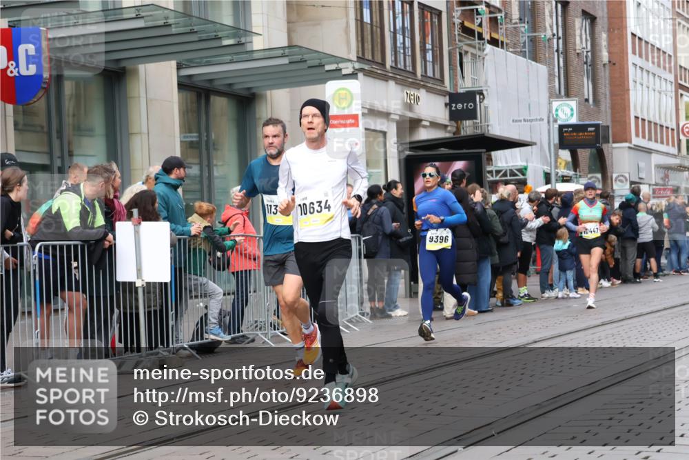 05.10.2025 - 20. swb-Marathon Bremen Strokosch-Dieckow http://msf.ph/oto/9236898 05.10.2025 10:45:05 Ziel 9250, 9290, 9396, 9885, 9963, 10053, 10431, 10447, 10634, 10682, 10822, 10898, 11346, 11403, 11488, 11585, 9250, 9290, 9396, 9885, 9963, 10053, 10431, 10447, 10634, 10682, 10822, 10898, 11346, 11403, 11488, 11585 meine-sportfotos.de