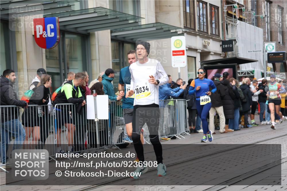 05.10.2025 - 20. swb-Marathon Bremen Strokosch-Dieckow http://msf.ph/oto/9236908 05.10.2025 10:45:05 Ziel 9250, 9290, 9396, 9885, 9963, 10053, 10431, 10447, 10634, 10682, 10822, 10898, 11346, 11403, 11488, 11585, 9250, 9290, 9396, 9885, 9963, 10053, 10431, 10447, 10634, 10682, 10822, 10898, 11346, 11403, 11488, 11585 meine-sportfotos.de