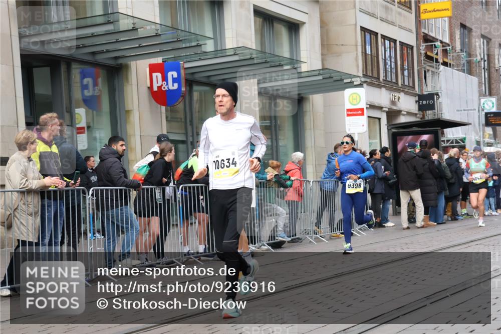 05.10.2025 - 20. swb-Marathon Bremen Strokosch-Dieckow http://msf.ph/oto/9236916 05.10.2025 10:45:05 Ziel 9250, 9290, 9396, 9885, 9963, 10053, 10431, 10447, 10634, 10682, 10822, 10898, 11346, 11403, 11488, 11585, 9250, 9290, 9396, 9885, 9963, 10053, 10431, 10447, 10634, 10682, 10822, 10898, 11346, 11403, 11488, 11585 meine-sportfotos.de