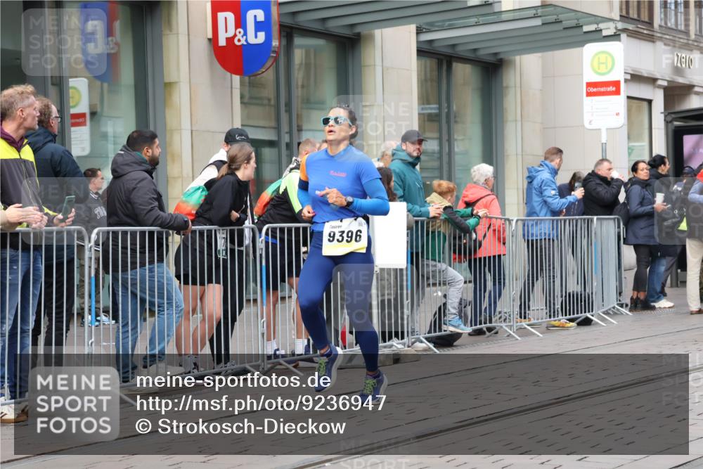 05.10.2025 - 20. swb-Marathon Bremen Strokosch-Dieckow http://msf.ph/oto/9236947 05.10.2025 10:45:06 Ziel 9222, 9250, 9290, 9396, 9885, 9963, 10053, 10431, 10447, 10634, 10682, 10898, 11346, 11403, 11488, 11585, 9222, 9250, 9290, 9396, 9885, 9963, 10053, 10431, 10447, 10634, 10682, 10898, 11346, 11403, 11488, 11585 meine-sportfotos.de