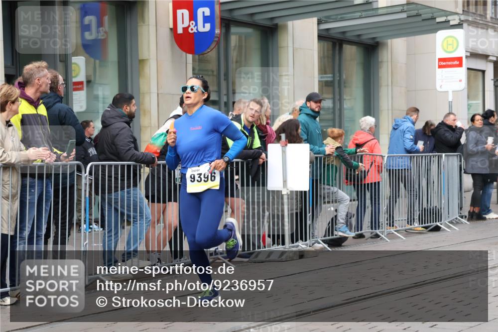 05.10.2025 - 20. swb-Marathon Bremen Strokosch-Dieckow http://msf.ph/oto/9236957 05.10.2025 10:45:07 Ziel 8000, 9200, 9222, 9250, 9290, 9396, 9885, 9963, 10053, 10447, 10634, 10682, 10898, 11346, 11403, 11585, 11678, 11745, 8000, 9200, 9222, 9250, 9290, 9396, 9885, 9963, 10053, 10447, 10634, 10682, 10898, 11346, 11403, 11585, 11678, 11745 meine-sportfotos.de