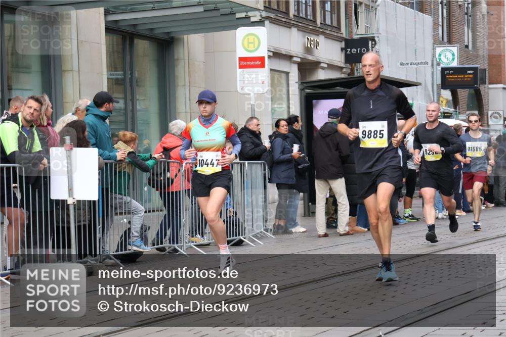 05.10.2025 - 20. swb-Marathon Bremen Strokosch-Dieckow http://msf.ph/oto/9236973 05.10.2025 10:45:08 Ziel 8000, 9200, 9222, 9250, 9290, 9396, 9885, 9963, 10053, 10447, 10634, 10682, 10898, 11346, 11403, 11585, 11678, 11745, 8000, 9200, 9222, 9250, 9290, 9396, 9885, 9963, 10053, 10447, 10634, 10682, 10898, 11346, 11403, 11585, 11678, 11745 meine-sportfotos.de