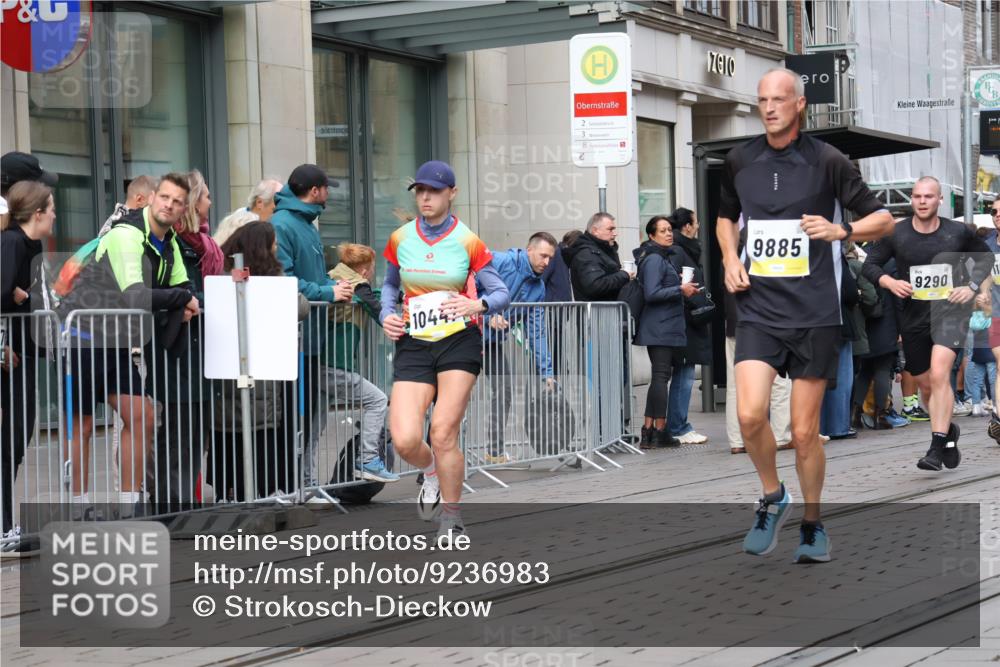 05.10.2025 - 20. swb-Marathon Bremen Strokosch-Dieckow http://msf.ph/oto/9236983 05.10.2025 10:45:08 Ziel 8000, 9200, 9222, 9250, 9290, 9396, 9885, 9963, 10053, 10447, 10634, 10682, 10898, 11346, 11403, 11585, 11678, 11745, 8000, 9200, 9222, 9250, 9290, 9396, 9885, 9963, 10053, 10447, 10634, 10682, 10898, 11346, 11403, 11585, 11678, 11745 meine-sportfotos.de