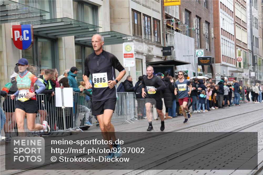 05.10.2025 - 20. swb-Marathon Bremen Strokosch-Dieckow http://msf.ph/oto/9237002 05.10.2025 10:45:09 Ziel 8000, 9200, 9222, 9250, 9290, 9396, 9709, 9885, 9963, 10053, 10447, 10634, 10639, 10682, 10898, 11346, 11403, 11585, 11678, 11745, 8000, 9200, 9222, 9250, 9290, 9396, 9709, 9885, 9963, 10053, 10447, 10634, 10639, 10682, 10898, 11346, 11403, 11585, 11678, 11745 meine-sportfotos.de