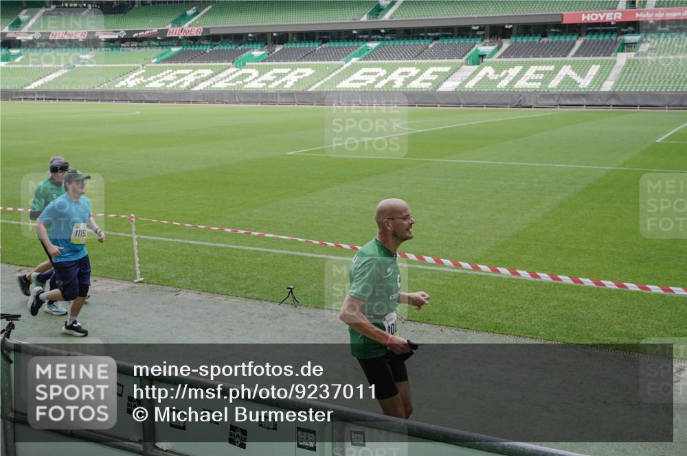 05.10.2025 - 20. swb-Marathon Bremen Michael Burmester http://msf.ph/oto/9237011 05.10.2025 10:32:49 Laufen im Stadion 7165, 8326, 8333, 9176, 9187, 9195, 9197, 9238, 9260, 9268, 9284, 9295, 9313, 9318, 9367, 9392, 9402, 9407, 9436, 9439, 9456, 9461, 9464, 9475, 9492, 9494, 9514, 9517, 9548, 9570, 9574, 9621, 9650, 9701, 9703, 9754, 9776, 9830, 9834, 9856, 9868, 9900, 9918, 9933, 9939, 9950, 9956, 9957, 9985, 10007, 10008, 10034, 10042, 10046, 10097, 10174, 10215, 10234, 10253, 10308, 10309, 10326, 10349, 10385, 10387, 10388, 10394, 10402, 10416, 10436, 10460, 10475, 10487 meine-sportfotos.de