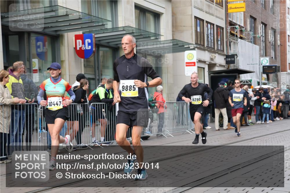 05.10.2025 - 20. swb-Marathon Bremen Strokosch-Dieckow http://msf.ph/oto/9237014 05.10.2025 10:45:09 Ziel 8000, 9200, 9222, 9250, 9290, 9396, 9709, 9885, 9963, 10053, 10447, 10634, 10639, 10682, 10898, 11346, 11403, 11585, 11678, 11745, 8000, 9200, 9222, 9250, 9290, 9396, 9709, 9885, 9963, 10053, 10447, 10634, 10639, 10682, 10898, 11346, 11403, 11585, 11678, 11745 meine-sportfotos.de
