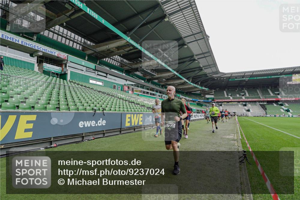 05.10.2025 - 20. swb-Marathon Bremen Michael Burmester http://msf.ph/oto/9237024 05.10.2025 12:59:40 Laufen im Stadion 27, 99, 219, 226, 667, 807, 860, 954, 978, 1043, 1516, 1525, 1548, 1598, 1711, 1843, 1854, 2609, 2663, 2782, 2797, 2866, 2941, 2945, 3086, 3087, 3104, 3169, 3230, 3592, 3747, 3783, 3888, 4181, 4220, 4380, 4395, 4486, 4536, 4827, 4909, 5123, 5493, 5510, 5530, 5584, 5891, 6030, 6374, 6439, 6536, 6674, 6882, 7169, 7185, 7201, 7262, 7295, 7307, 7398, 7421, 7467, 7511, 7550, 7679, 7906, 7929, 8097, 8214, 8247, 8258, 8372, 8485, 8699, 8981, 9024, 9072, 10526, 586, 1229 meine-sportfotos.de