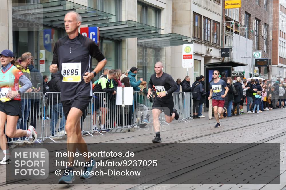 05.10.2025 - 20. swb-Marathon Bremen Strokosch-Dieckow http://msf.ph/oto/9237025 05.10.2025 10:45:10 Ziel 8000, 9200, 9222, 9250, 9396, 9709, 9885, 9963, 10053, 10447, 10634, 10639, 10682, 10792, 11346, 11403, 11585, 11678, 11745, 8000, 9200, 9222, 9250, 9396, 9709, 9885, 9963, 10053, 10447, 10634, 10639, 10682, 10792, 11346, 11403, 11585, 11678, 11745 meine-sportfotos.de