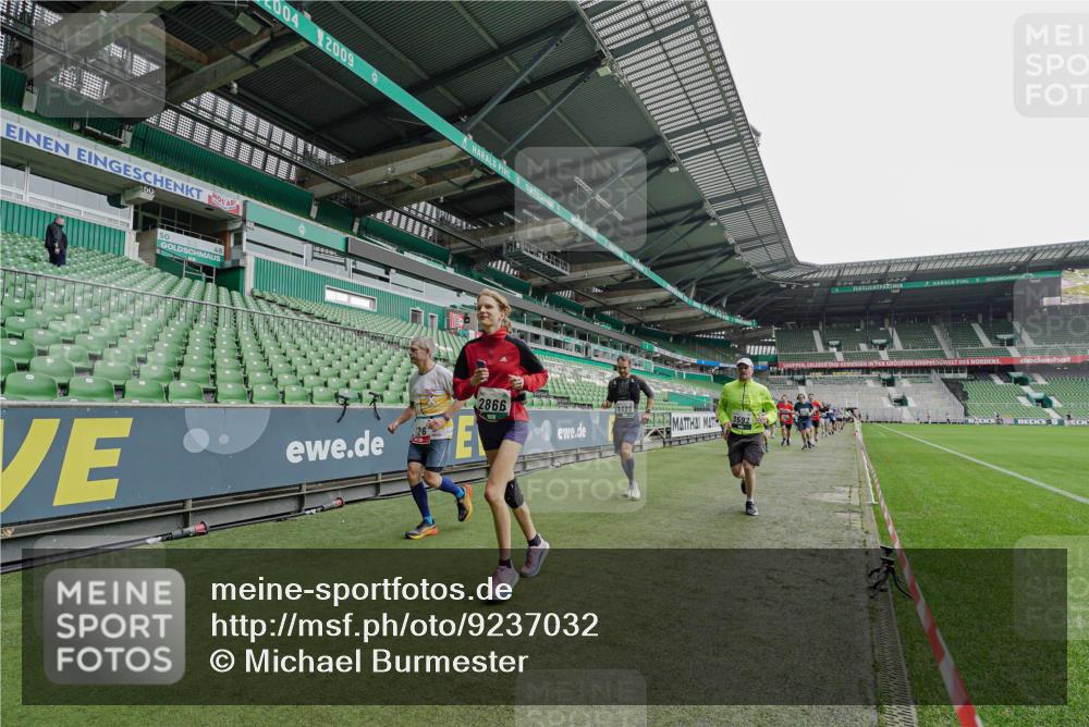 05.10.2025 - 20. swb-Marathon Bremen Michael Burmester http://msf.ph/oto/9237032 05.10.2025 12:59:41 Laufen im Stadion 27, 99, 219, 226, 667, 807, 860, 954, 978, 1043, 1516, 1525, 1548, 1598, 1711, 1843, 1854, 2609, 2663, 2782, 2797, 2866, 2941, 2945, 3086, 3087, 3104, 3169, 3230, 3592, 3747, 3783, 3888, 4181, 4220, 4380, 4395, 4486, 4536, 4827, 4909, 5123, 5493, 5510, 5530, 5584, 5891, 6030, 6374, 6439, 6536, 6674, 6882, 7169, 7185, 7201, 7262, 7295, 7307, 7398, 7421, 7467, 7511, 7550, 7679, 7906, 7929, 8097, 8214, 8247, 8258, 8372, 8485, 8699, 8981, 9024, 9072, 10526, 219, 586, 1229 meine-sportfotos.de