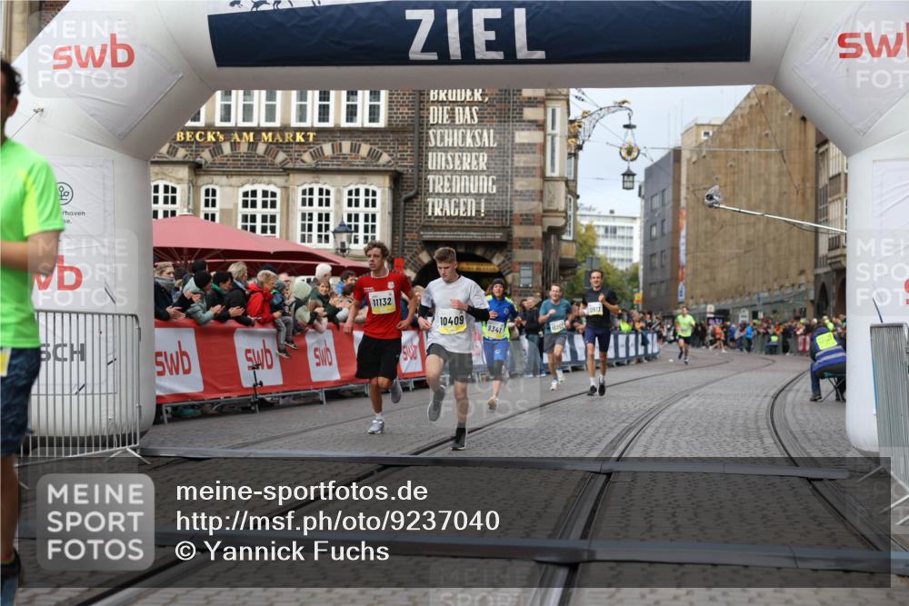05.10.2025 - 20. swb-Marathon Bremen Yannick Fuchs http://msf.ph/oto/9237040 05.10.2025 10:38:52 Ziel 9341, 10352, 10409, 10517, 10862, 11132 meine-sportfotos.de