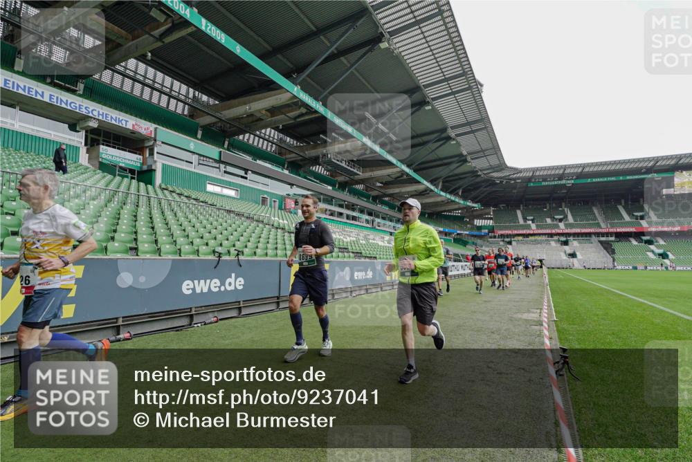 05.10.2025 - 20. swb-Marathon Bremen Michael Burmester http://msf.ph/oto/9237041 05.10.2025 12:59:42 Laufen im Stadion 27, 99, 226, 667, 807, 860, 954, 978, 1043, 1516, 1525, 1548, 1598, 1711, 1843, 1854, 2609, 2663, 2782, 2797, 2866, 2941, 2945, 3086, 3087, 3104, 3169, 3230, 3592, 3747, 3783, 3888, 4181, 4220, 4380, 4395, 4486, 4536, 4827, 4909, 5493, 5510, 5530, 5891, 6030, 6126, 6374, 6439, 6536, 6674, 6882, 7169, 7201, 7262, 7295, 7307, 7398, 7421, 7467, 7511, 7550, 7679, 7906, 7929, 8097, 8214, 8247, 8258, 8372, 8485, 8699, 8981, 9024, 9072, 10526, 219, 586, 1229 meine-sportfotos.de