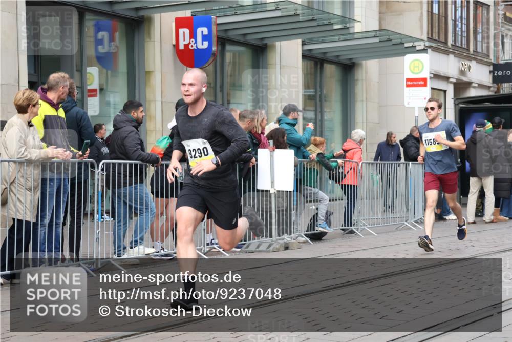 05.10.2025 - 20. swb-Marathon Bremen Strokosch-Dieckow http://msf.ph/oto/9237048 05.10.2025 10:45:10 Ziel 8000, 9200, 9222, 9250, 9396, 9709, 9885, 9963, 10053, 10447, 10634, 10639, 10682, 10792, 11346, 11403, 11585, 11678, 11745, 8000, 9200, 9222, 9250, 9396, 9709, 9885, 9963, 10053, 10447, 10634, 10639, 10682, 10792, 11346, 11403, 11585, 11678, 11745 meine-sportfotos.de