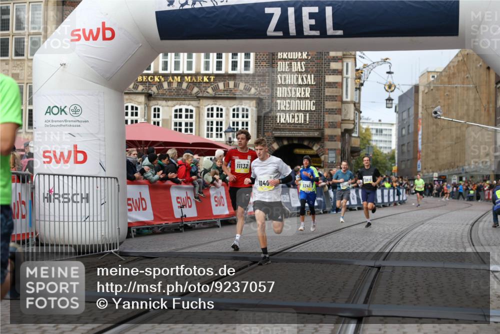 05.10.2025 - 20. swb-Marathon Bremen Yannick Fuchs http://msf.ph/oto/9237057 05.10.2025 10:38:52 Ziel 9341, 10352, 10409, 10517, 10862, 11132 meine-sportfotos.de