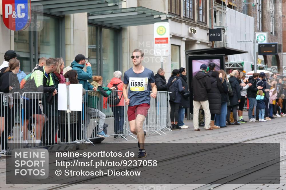 05.10.2025 - 20. swb-Marathon Bremen Strokosch-Dieckow http://msf.ph/oto/9237058 05.10.2025 10:45:11 Ziel 8000, 9200, 9222, 9250, 9396, 9709, 9885, 9963, 10053, 10447, 10634, 10639, 10682, 10792, 11346, 11403, 11585, 11678, 11745, 8000, 9200, 9222, 9250, 9396, 9709, 9885, 9963, 10053, 10447, 10634, 10639, 10682, 10792, 11346, 11403, 11585, 11678, 11745 meine-sportfotos.de