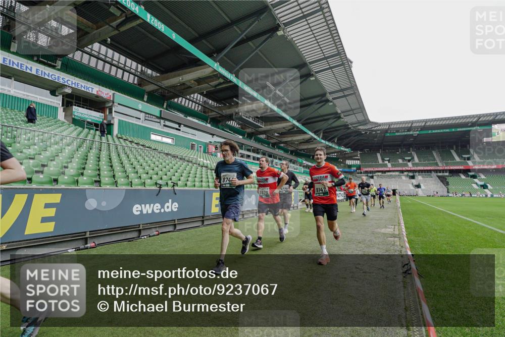 05.10.2025 - 20. swb-Marathon Bremen Michael Burmester http://msf.ph/oto/9237067 05.10.2025 12:59:46 Laufen im Stadion 27, 99, 226, 807, 860, 954, 978, 1043, 1516, 1525, 1548, 1598, 1711, 1843, 1854, 2609, 2663, 2782, 2866, 2941, 2945, 3086, 3087, 3104, 3169, 3230, 3592, 3747, 3783, 3888, 4181, 4220, 4380, 4395, 4486, 4536, 4824, 4827, 5493, 5510, 6030, 6126, 6374, 6439, 6536, 6674, 6881, 7201, 7262, 7295, 7307, 7398, 7421, 7467, 7511, 7537, 7598, 7679, 7906, 7929, 8097, 8214, 8258, 8372, 8485, 8699, 8981, 9024, 9072, 10526, 219, 586, 667, 1229 meine-sportfotos.de
