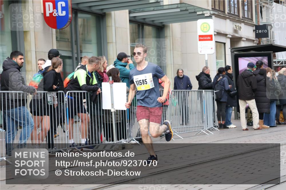 05.10.2025 - 20. swb-Marathon Bremen Strokosch-Dieckow http://msf.ph/oto/9237070 05.10.2025 10:45:11 Ziel 8000, 9200, 9222, 9250, 9396, 9709, 9885, 9963, 10053, 10447, 10634, 10639, 10682, 10792, 11346, 11403, 11585, 11678, 11745, 8000, 9200, 9222, 9250, 9396, 9709, 9885, 9963, 10053, 10447, 10634, 10639, 10682, 10792, 11346, 11403, 11585, 11678, 11745 meine-sportfotos.de