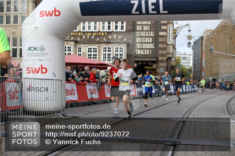 05.10.2025 - 20. swb-Marathon Bremen Yannick Fuchs http://msf.ph/oto/9237072 05.10.2025 10:38:52 Ziel 9341, 10352, 10409, 10517, 10862, 11132 meine-sportfotos.de