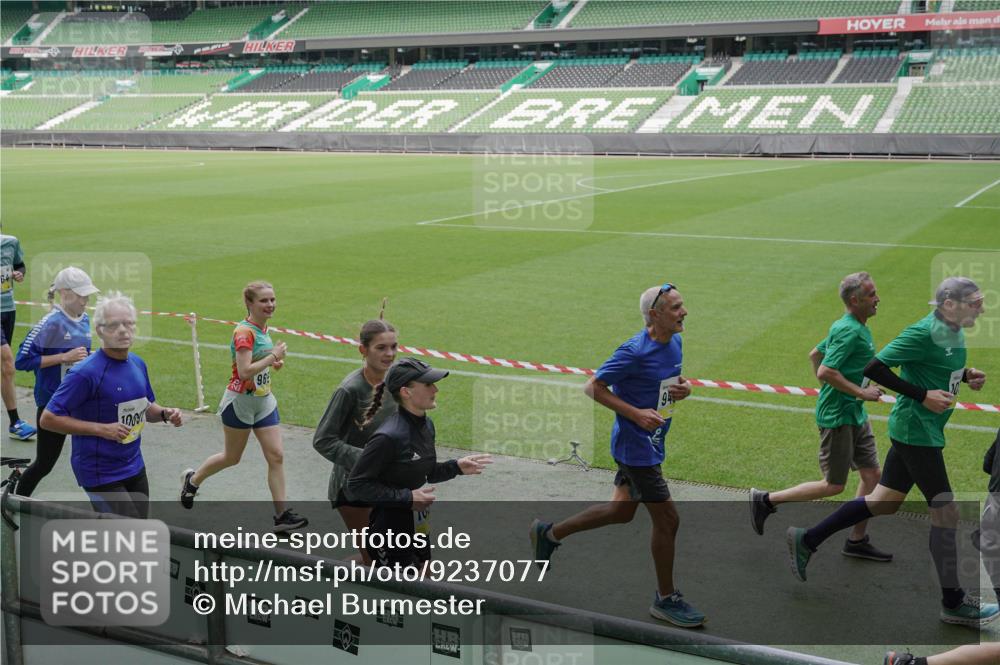 05.10.2025 - 20. swb-Marathon Bremen Michael Burmester http://msf.ph/oto/9237077 05.10.2025 10:32:52 Laufen im Stadion 7165, 8326, 8333, 9176, 9187, 9195, 9197, 9238, 9260, 9268, 9284, 9295, 9313, 9318, 9367, 9392, 9402, 9407, 9436, 9439, 9456, 9461, 9464, 9475, 9492, 9494, 9514, 9517, 9539, 9548, 9570, 9574, 9650, 9703, 9754, 9776, 9830, 9834, 9856, 9868, 9900, 9918, 9933, 9939, 9950, 9956, 9957, 9985, 10007, 10008, 10034, 10042, 10046, 10097, 10174, 10215, 10234, 10253, 10308, 10309, 10326, 10349, 10385, 10387, 10388, 10394, 10402, 10416, 10436, 10460, 10475, 10487 meine-sportfotos.de