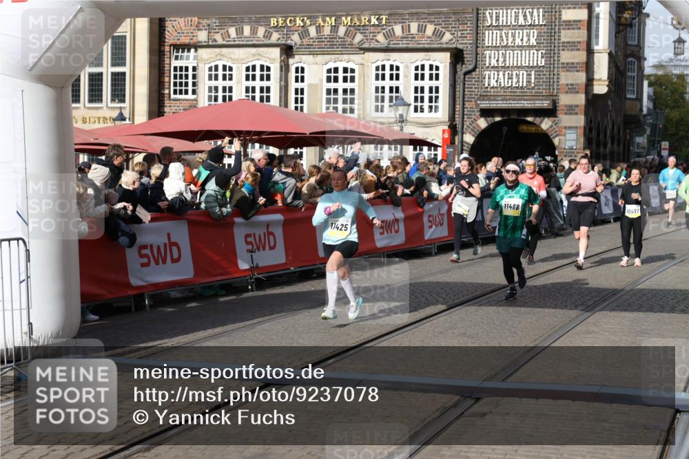 05.10.2025 - 20. swb-Marathon Bremen Yannick Fuchs http://msf.ph/oto/9237078 05.10.2025 11:06:05 Ziel 7777, 9931, 11425, 11468 meine-sportfotos.de