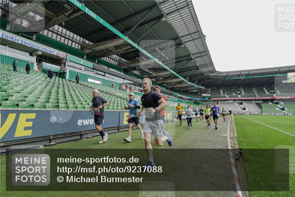 05.10.2025 - 20. swb-Marathon Bremen Michael Burmester http://msf.ph/oto/9237088 05.10.2025 12:59:49 Laufen im Stadion 27, 99, 226, 627, 807, 860, 954, 978, 1043, 1516, 1525, 1548, 1598, 1711, 1854, 2609, 2663, 2782, 2866, 2941, 2945, 3086, 3087, 3104, 3169, 3177, 3230, 3549, 3592, 3747, 3783, 3888, 4181, 4220, 4380, 4395, 4486, 4536, 4824, 4827, 5493, 5510, 5627, 6030, 6126, 6208, 6374, 6439, 6536, 6674, 6881, 7201, 7262, 7295, 7307, 7398, 7421, 7467, 7511, 7537, 7598, 7679, 7906, 7929, 8097, 8214, 8258, 8372, 8485, 8699, 8981, 9072, 10526, 219, 586, 667, 1229, 1843 meine-sportfotos.de