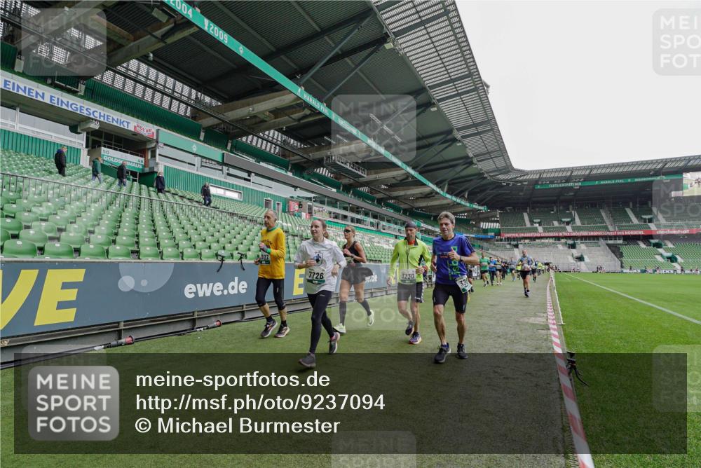 05.10.2025 - 20. swb-Marathon Bremen Michael Burmester http://msf.ph/oto/9237094 05.10.2025 12:59:52 Laufen im Stadion 27, 99, 226, 271, 627, 807, 860, 954, 978, 1043, 1516, 1525, 1548, 1598, 1711, 1806, 2609, 2663, 2782, 2866, 2945, 3086, 3087, 3104, 3169, 3177, 3230, 3549, 3592, 3747, 3783, 3888, 4046, 4181, 4220, 4380, 4395, 4486, 4536, 4592, 4824, 5493, 5510, 5627, 6030, 6126, 6208, 6374, 6389, 6439, 6536, 6636, 6674, 6881, 7201, 7262, 7295, 7307, 7398, 7421, 7467, 7511, 7537, 7598, 7679, 7906, 7929, 8097, 8258, 8372, 8485, 8699, 8981, 9072, 10526, 219, 667, 1843 meine-sportfotos.de
