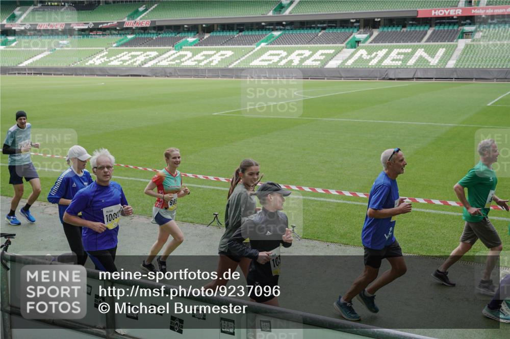 05.10.2025 - 20. swb-Marathon Bremen Michael Burmester http://msf.ph/oto/9237096 05.10.2025 10:32:52 Laufen im Stadion 7165, 8326, 8333, 9176, 9187, 9195, 9197, 9238, 9260, 9268, 9284, 9295, 9313, 9318, 9367, 9392, 9402, 9407, 9436, 9439, 9456, 9461, 9464, 9475, 9492, 9494, 9514, 9517, 9539, 9548, 9570, 9574, 9650, 9703, 9754, 9776, 9830, 9834, 9856, 9868, 9900, 9918, 9933, 9939, 9950, 9956, 9957, 9985, 10007, 10008, 10034, 10042, 10046, 10097, 10174, 10215, 10234, 10253, 10308, 10309, 10326, 10349, 10385, 10387, 10388, 10394, 10402, 10416, 10436, 10460, 10475, 10487 meine-sportfotos.de